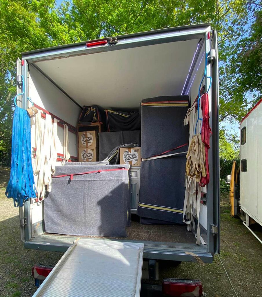 Chargement bien rangé dans camion de déménagement